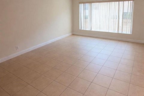 Condominio en venta en Pembroke Pines, Florida, 2 dormitorios, 91.14 m2 № 2248516 - foto 3