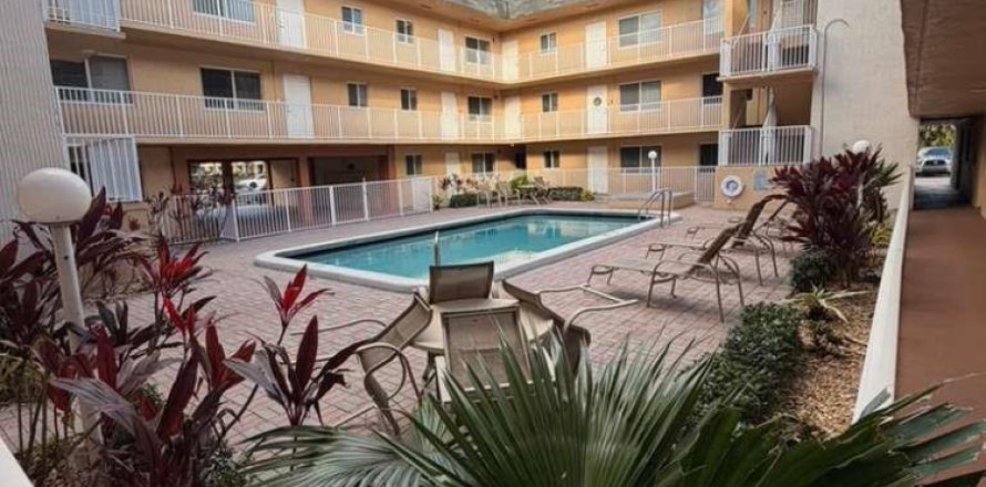 Condominio en Pembroke Pines, Florida, 2 dormitorios № 2248516
