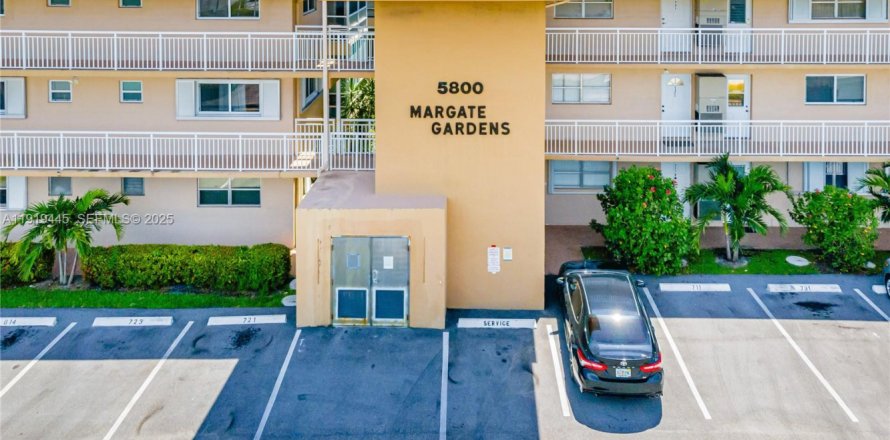 Кондоминиум с 1 спальней в Маргит, Флорида № 1983044