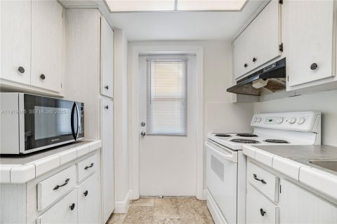 Снять в аренду кондоминиум в Маргит, Флорида 1 спальня, 67.63м2, № 1983044 - фото 11