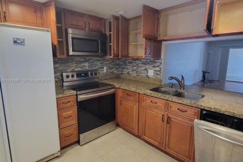 Condo in Deerfield Beach, Florida, 2 bedrooms  № 1990462 - photo 4