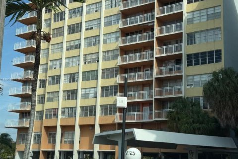 Condo in North Miami Beach, Florida, 1 bedroom  № 2082547