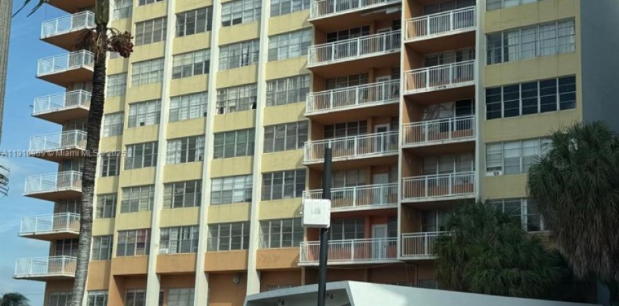 Condo in North Miami Beach, Florida, 1 bedroom  № 2082547