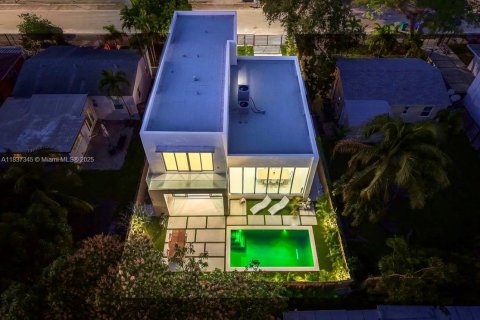 Casa en venta en Miami, Florida, 4 dormitorios, 88.35 m2 № 1823547 - foto 3
