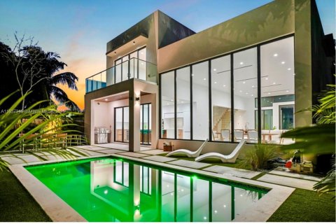 Casa en venta en Miami, Florida, 4 dormitorios, 88.35 m2 № 1823547 - foto 2
