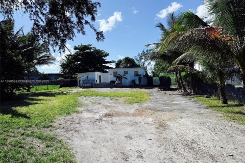 House in Miami, Florida 5 bedrooms, 186.36 sq.m. № 1953374 - photo 1