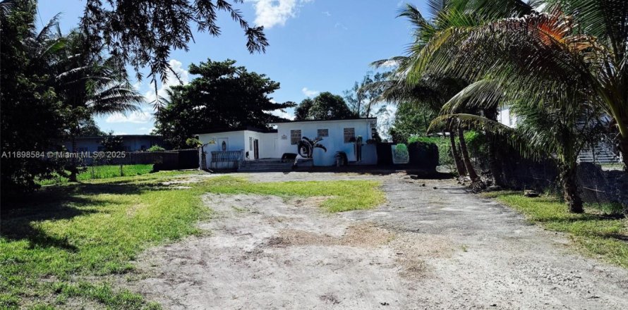 House in Miami, Florida 5 bedrooms, 186.36 sq.m. № 1953374