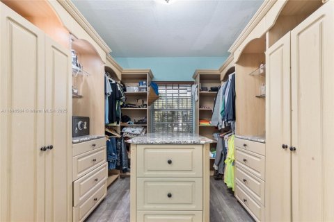 Casa en venta en Miami, Florida, 5 dormitorios, 186.36 m2 № 1953374 - foto 13