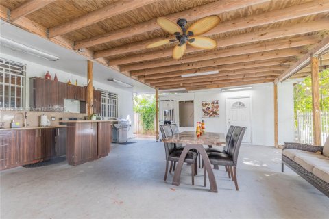 Casa en venta en Miami, Florida, 5 dormitorios, 186.36 m2 № 1953374 - foto 25