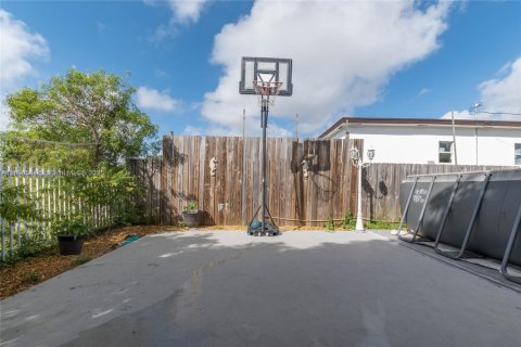 Casa en venta en Miami, Florida, 5 dormitorios, 186.36 m2 № 1953374 - foto 22