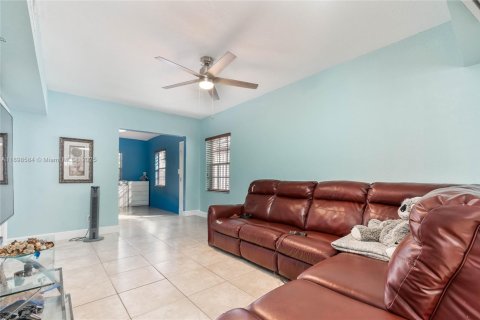 Casa en venta en Miami, Florida, 5 dormitorios, 186.36 m2 № 1953374 - foto 5