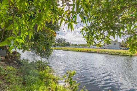 Casa en venta en Miami, Florida, 5 dormitorios, 186.36 m2 № 1953374 - foto 28