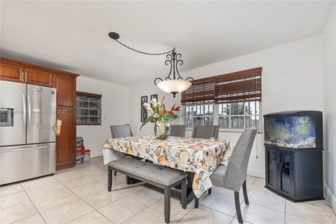 Casa en venta en Miami, Florida, 5 dormitorios, 186.36 m2 № 1953374 - foto 7