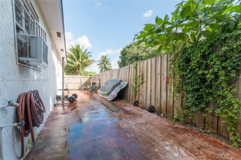 Casa en venta en Miami, Florida, 5 dormitorios, 186.36 m2 № 1953374 - foto 27