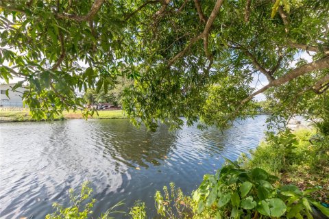 Casa en venta en Miami, Florida, 5 dormitorios, 186.36 m2 № 1953374 - foto 29