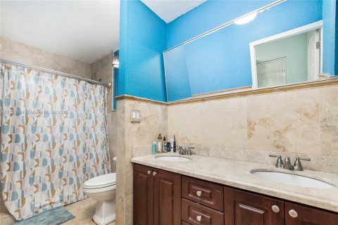 Casa en venta en Miami, Florida, 5 dormitorios, 186.36 m2 № 1953374 - foto 14