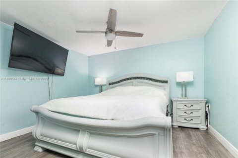 Casa en venta en Miami, Florida, 5 dormitorios, 186.36 m2 № 1953374 - foto 11