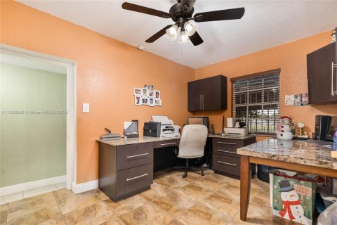 Casa en venta en Miami, Florida, 5 dormitorios, 186.36 m2 № 1953374 - foto 15