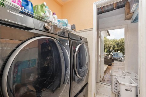 Casa en venta en Miami, Florida, 5 dormitorios, 186.36 m2 № 1953374 - foto 20