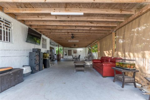 Casa en venta en Miami, Florida, 5 dormitorios, 186.36 m2 № 1953374 - foto 24