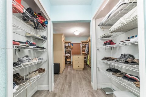 Casa en venta en Miami, Florida, 5 dormitorios, 186.36 m2 № 1953374 - foto 12