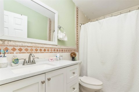 Casa en venta en Miami, Florida, 5 dormitorios, 186.36 m2 № 1953374 - foto 17