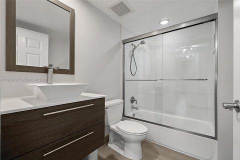 Copropriété à vendre à Hallandale Beach, Floride: 2 chambres, 100.43 m2 № 1998336 - photo 18
