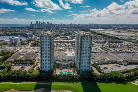 Copropriété à vendre à Hallandale Beach, Floride: 2 chambres, 100.43 m2 № 1998336 - photo 27