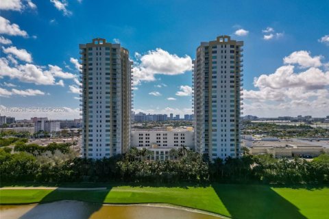 Condo à Hallandale Beach, Floride, 2 chambres  № 1998336