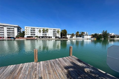 Condo in Miami Beach, Florida, 2 bedrooms  № 1729464 - photo 2