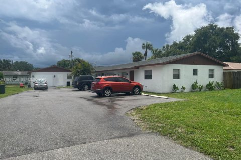 Commercial property in Palm Beach Gardens, Florida 224.08 sq.m. № 2152745 - photo 2