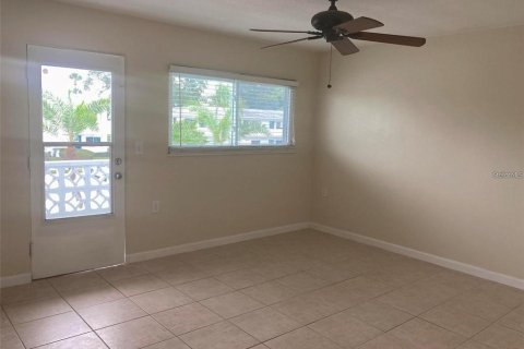 Condo in Seminole, Florida, 1 bedroom  № 1399674 - photo 12