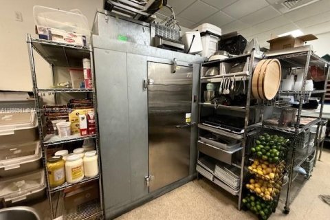 Commercial property in Doral, Florida № 1981612 - photo 13