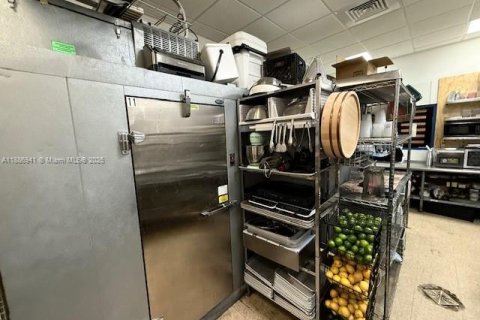 Commercial property in Doral, Florida № 1981612 - photo 17