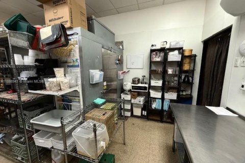 Commercial property in Doral, Florida № 1981612 - photo 11