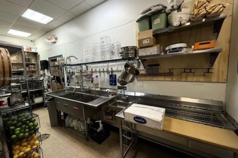 Commercial property in Doral, Florida № 1981612 - photo 15