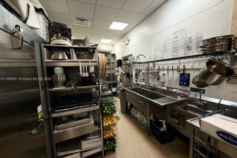 Commercial property in Doral, Florida № 1981612 - photo 16