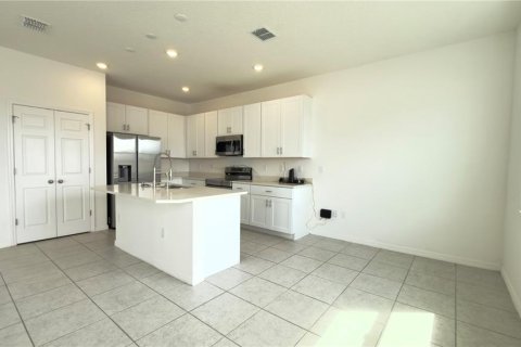 House in Haines City, Florida 4 bedrooms, 228.26 sq.m. № 2403686 - photo 8