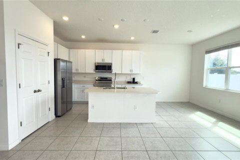House in Haines City, Florida 4 bedrooms, 228.26 sq.m. № 2403686 - photo 7