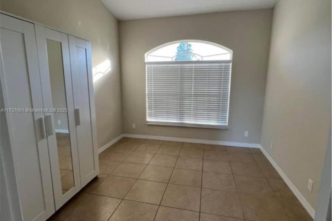 House in Lehigh Acres, Florida 3 bedrooms, 174.19 sq.m. № 1860754 - photo 9