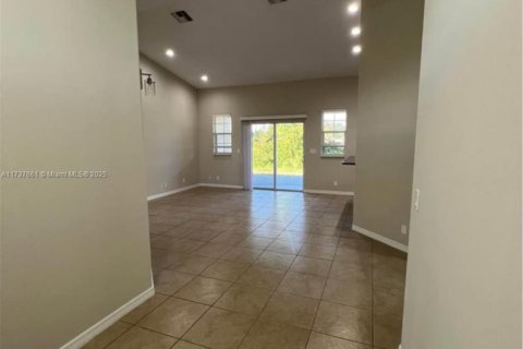 House in Lehigh Acres, Florida 3 bedrooms, 174.19 sq.m. № 1860754 - photo 2