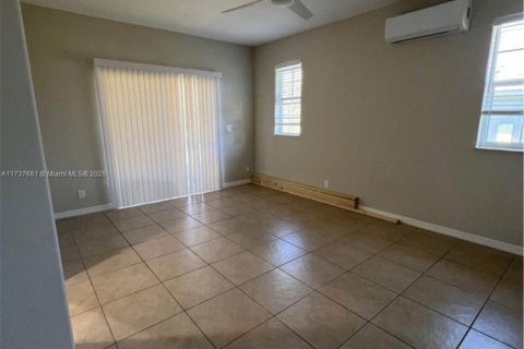 House in Lehigh Acres, Florida 3 bedrooms, 174.19 sq.m. № 1860754 - photo 17
