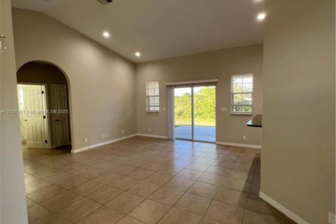 House in Lehigh Acres, Florida 3 bedrooms, 174.19 sq.m. № 1860754 - photo 3