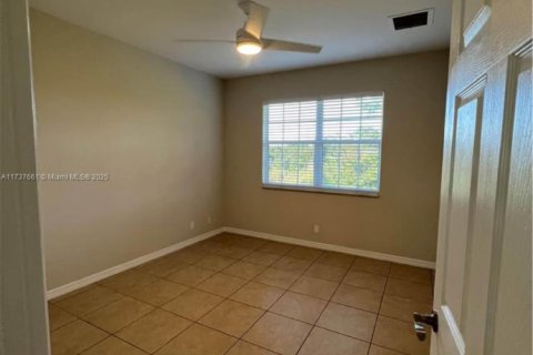 House in Lehigh Acres, Florida 3 bedrooms, 174.19 sq.m. № 1860754 - photo 8