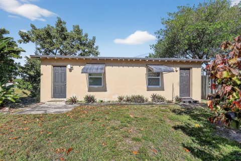 Commercial property in Hollywood, Florida № 2171488 - photo 2