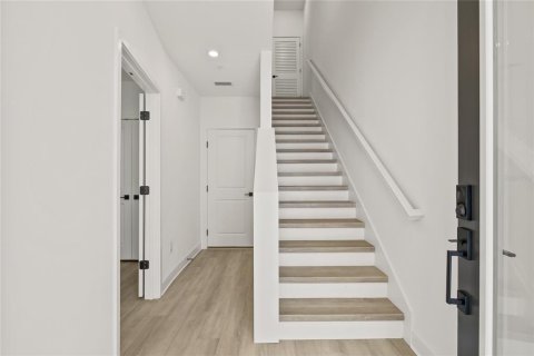 Townhouse in Saint Petersburg, Florida 2 bedrooms, 158.68 sq.m. № 1769830 - photo 4