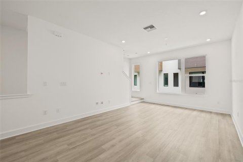 Townhouse in Saint Petersburg, Florida 2 bedrooms, 158.68 sq.m. № 1769830 - photo 25