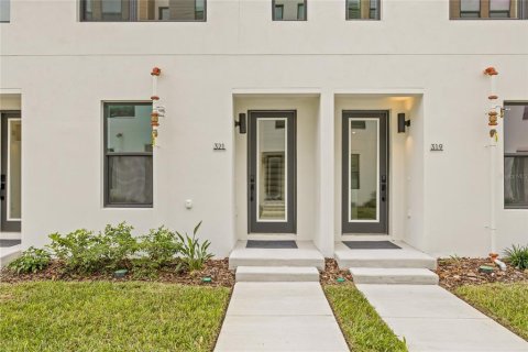 Townhouse in Saint Petersburg, Florida 2 bedrooms, 158.68 sq.m. № 1769830 - photo 3