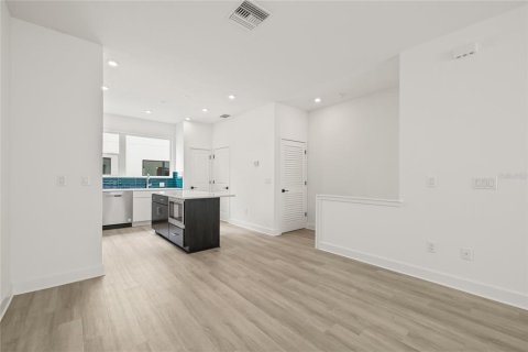 Townhouse in Saint Petersburg, Florida 2 bedrooms, 158.68 sq.m. № 1769830 - photo 10