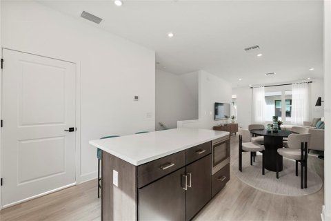 Townhouse in Saint Petersburg, Florida 2 bedrooms, 158.68 sq.m. № 1769830 - photo 19
